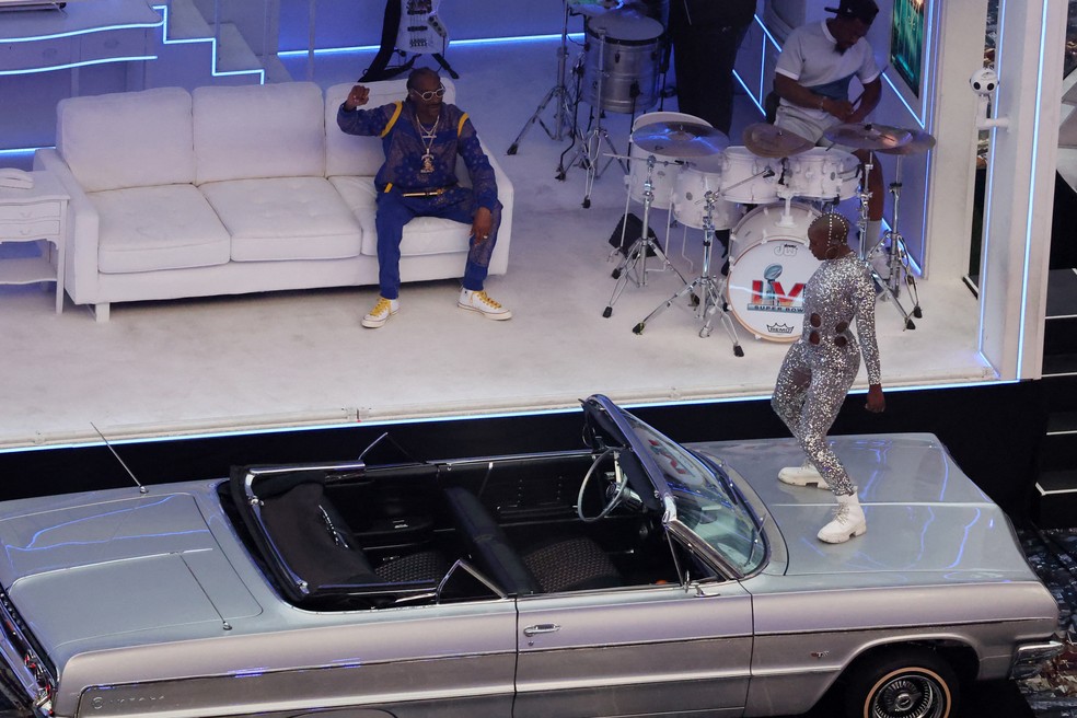 Snoop Dogg se apresenta durante o show do intervalo do Super Bowl — Foto: Mario Anzuoni/Reuters