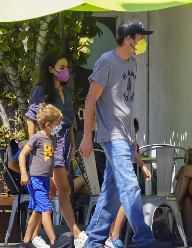 Ashton Kutcher e Mila Kunis com os filhos (Foto: The Grosby Group)