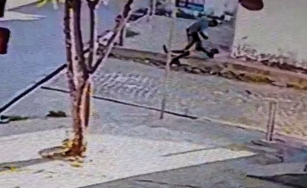 Idoso estava sentado em calçada quando foi abordado por assaltante, na Zona Norte de Teresina — Foto: Reprodução