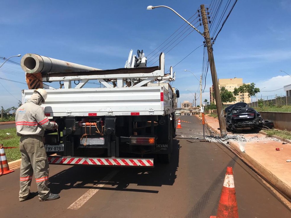 Ciclista morre atropelado por carro que subiu em calçada e destruiu poste em Jaú — Foto: Cassiano Rolim/TV TEM