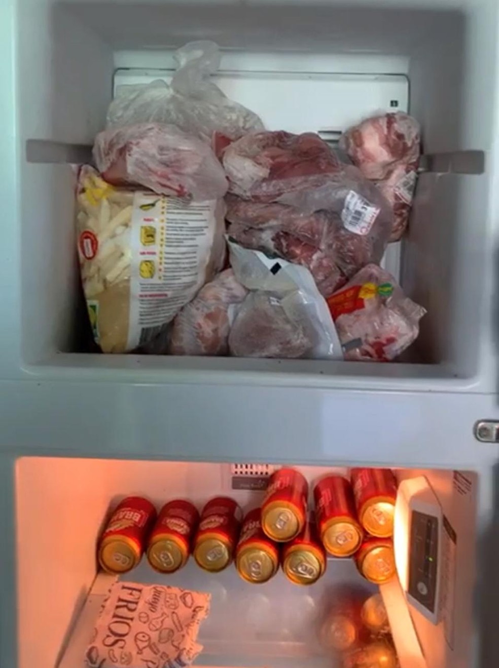 Carnes e bebidas encontradas na casa em que o homem foi preso em Rochedo de Minas — Foto: Polícia Civil/Divulgação