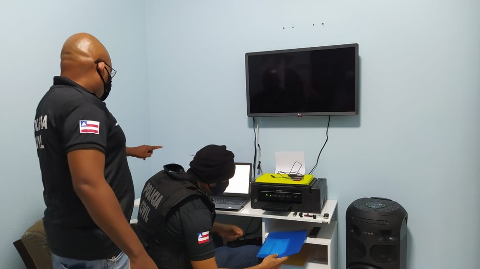 Dois homens foram presos por divulgar fotos intimas de mulher por vingança na Bahia — Foto: Divulgação / Polícia Civil