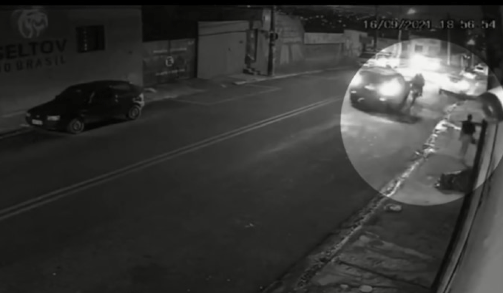 Câmera grava momento que dupla em moto rouba mulher durante 'arrastão' em Carapicuíba, Grande São Paulo — Foto: Reprodução/TV Globo