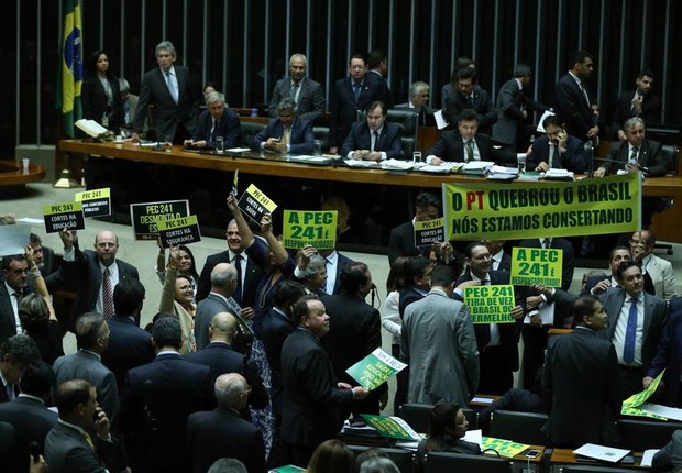 Sessão da Câmara para votar PEC que limita gastos públicos (Foto: Fabio Rodrigues Pozzebom/Agência Brasil)