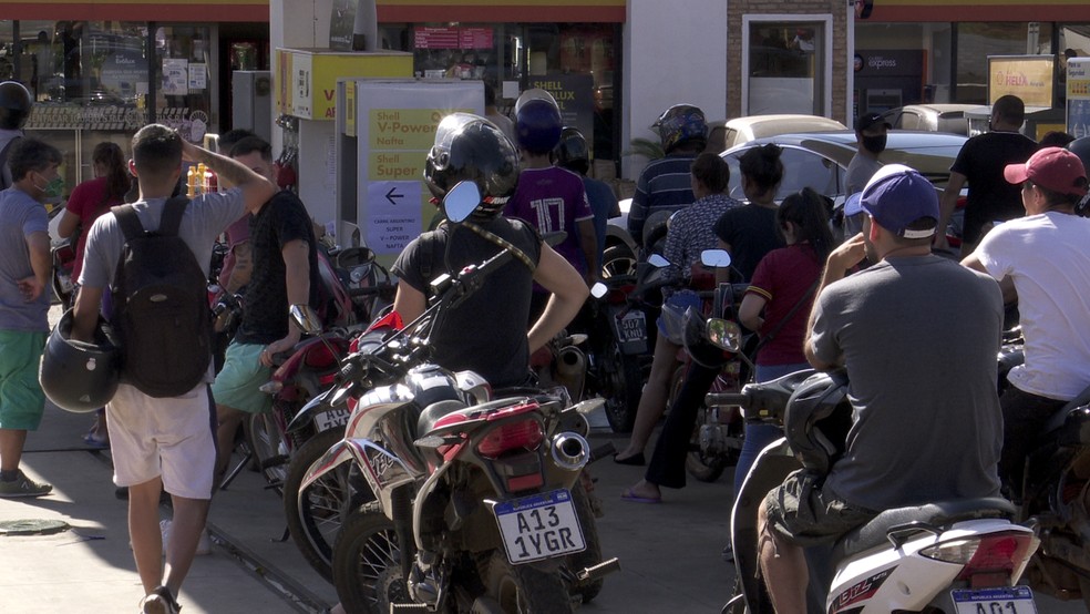 Brasileiros cruzam fronteira e fazem fila para abastecer na Argentina ao equivalente a R$ 3,10 por litro 12