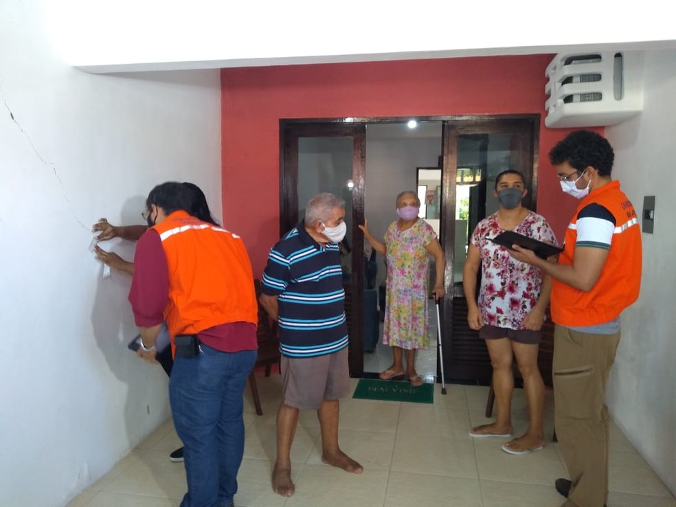 Defesa Civil faz vitoria em casas no bairro do Farol, em Maceió, após surgimento de rachaduras em casas — Foto: Carolina Sanches/TV Gazeta