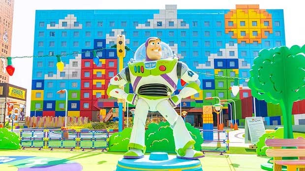 Uma estátua gigante de Buzz Lightyear recepciona os visitantes no recém-aberto Toy Story Hotel (Foto: Disney / Pixar / Divulgação)