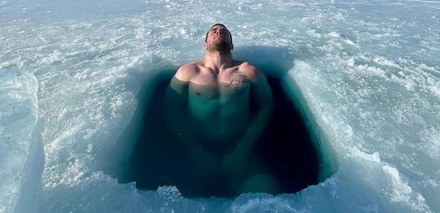 Pelado, jogador de futebol americano TJ Watt toma banho em lago congelado (Foto: Reprodução/Instagram)