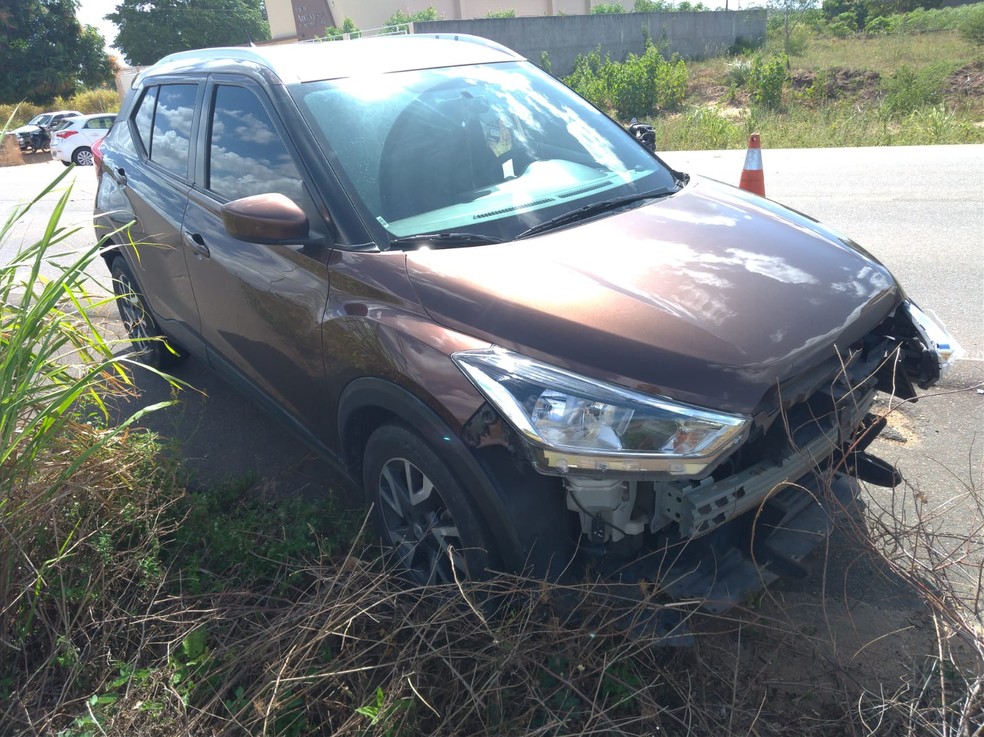 Motorista iniciou uma conversão à esquerda sem antes aguardar no acostamento, em Igaci, Alagoas — Foto: BPRv