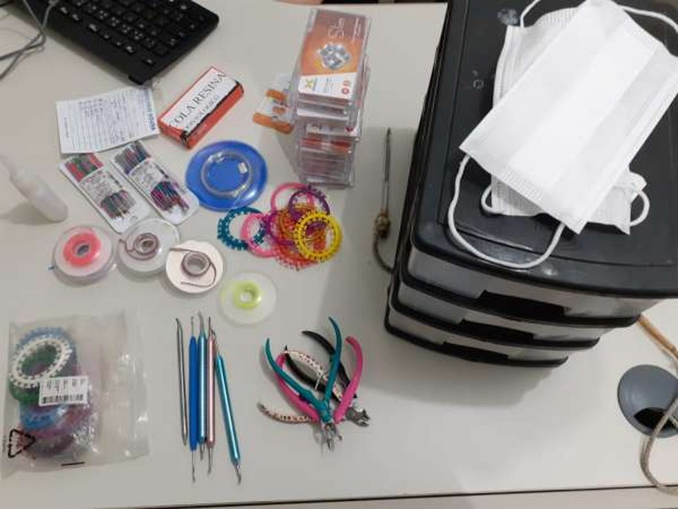 Materiais utilizados na clínica era usados pelos adolescentes para realizar manutenção de aparelhos — Foto: SSPDS/CE