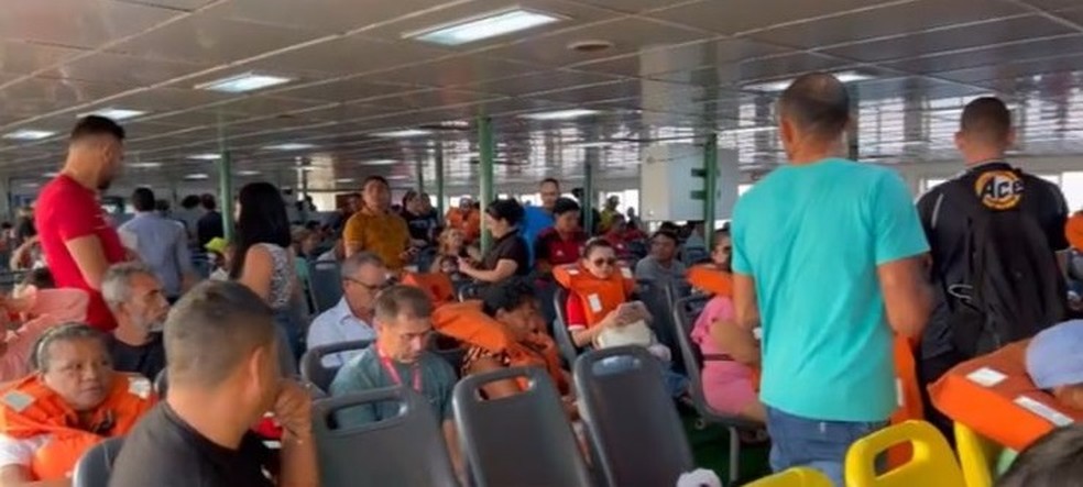 Com medo, passageiros chegaram a colocar colete salva-vidas. — Foto: Reprodução/Redes sociais