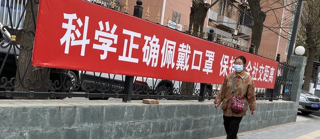 Faixa em Pequim alerta para importância das medidas de prevenção contra a Covid-19