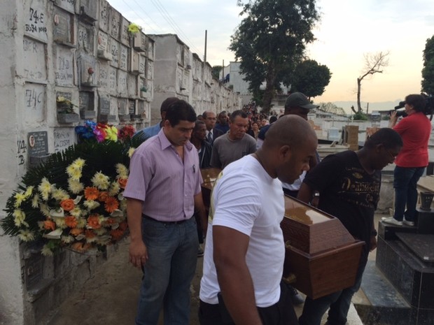 Raquel e Talita foram enterradas em São João de Meriti (Foto: Cristina Boeckel / G1)