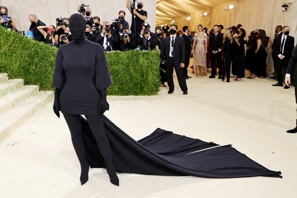 Kim Kardashian durante sua passagem pelo red carpet do Met Gala 2021 (Foto: Getty Images)