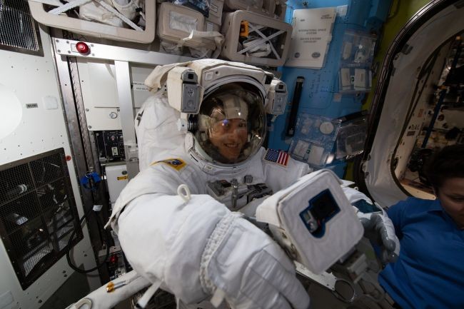 Christina Koch se preparando para a caminhada espacial que realizou em 29 de março deste ano (Foto: Reprodução NASA)