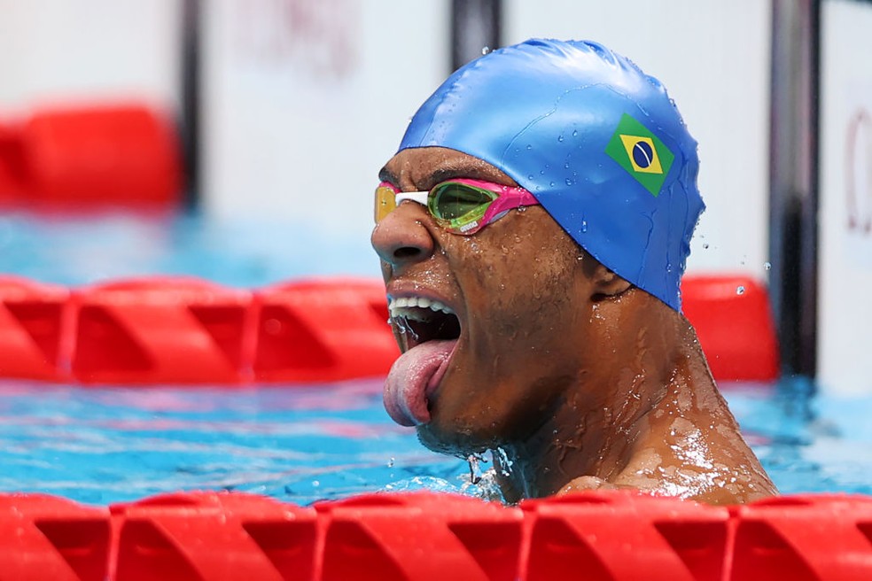 Gabriel Araújo celebra ouro nos 50m costas da classe S2 — Foto: Naomi Baker/Getty Images