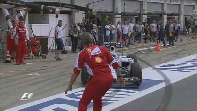 Felipe Massa quase atropela chefe da Ferrari, Maurizio Arrivabene, no treino para o GP da Áustria (Foto: Reprodução)