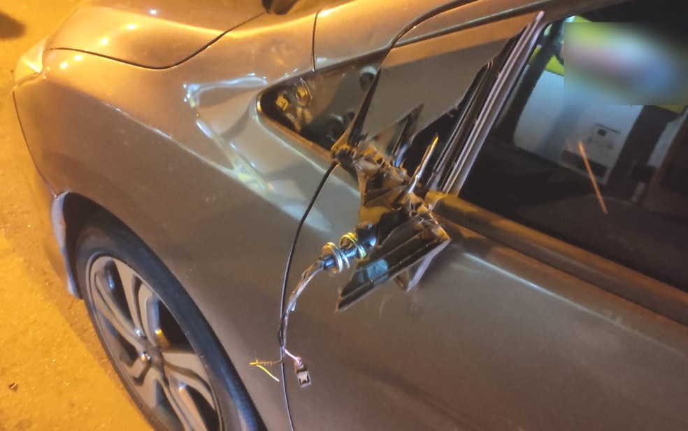 Motorista de BMW arranca retrovisor de carro estacionado e foge em Goiânia, Goiás — Foto: Helyakym Rezende/Arquivo Pessoal