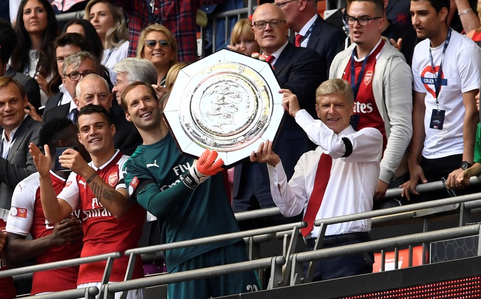 Arsene Wenger e Petr Cech levantam o trofÃ©u da Supercopa da Inglaterra no inÃ­cio da temporada (Foto: Reuters)