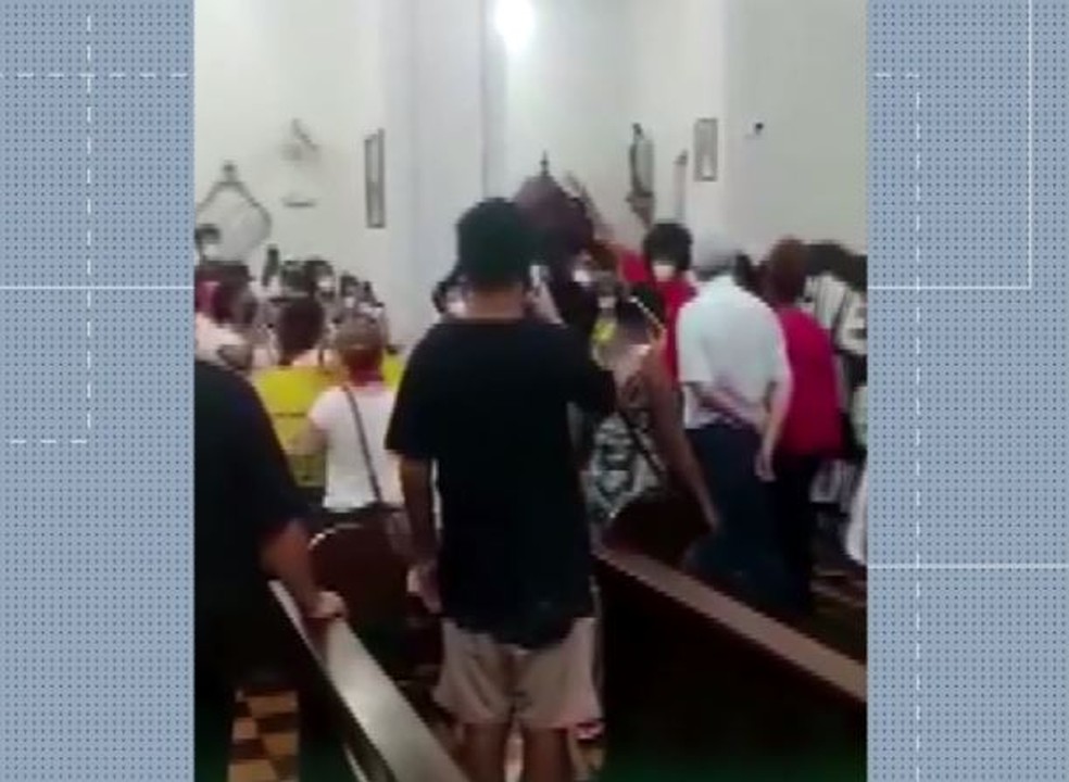 Grupo de manifestantes invadiu igreja no Centro Histórico de Curitiba, durante ato antirracista — Foto: Reprodução/RPC