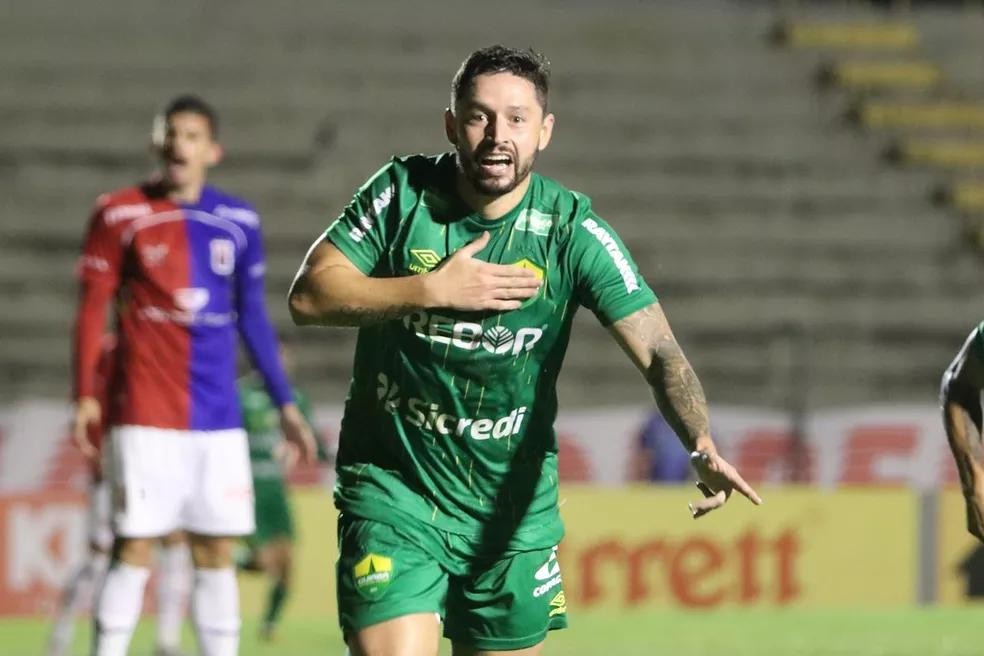 Elvis comemora gol contra o Paraná — Foto: AssCom Dourado 