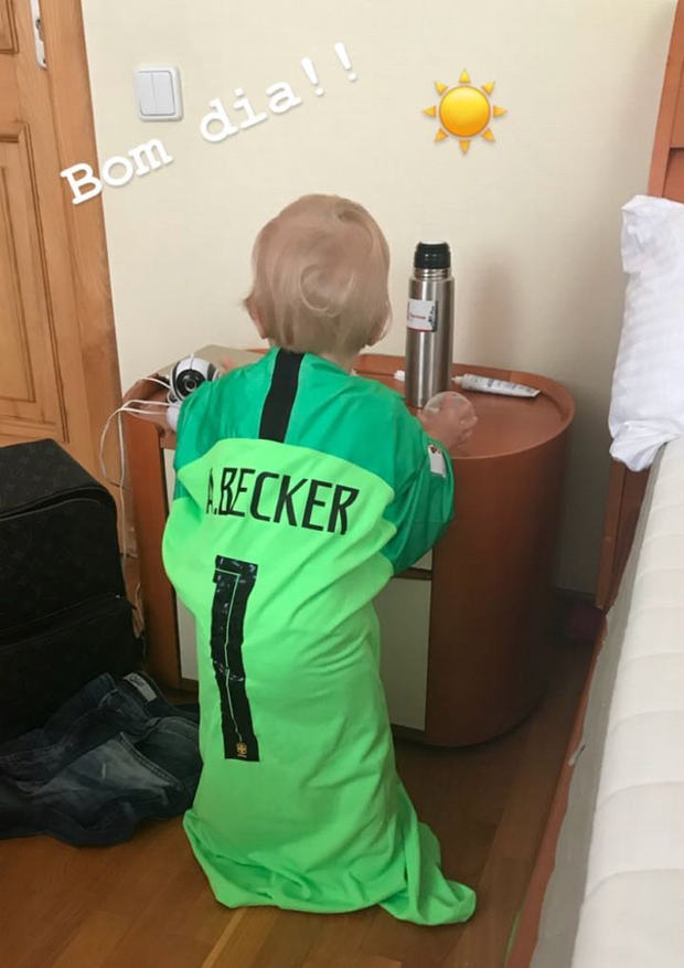 Alisson Becker mostra filha Helena com sua camiseta da Seleção Brasilira (Foto: Reprodução/Instagram)