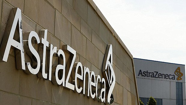 Logo da Astrazeneca é visto na fachada da sede da empresa farmacêutica no Reino Unido (Foto: Reuters)