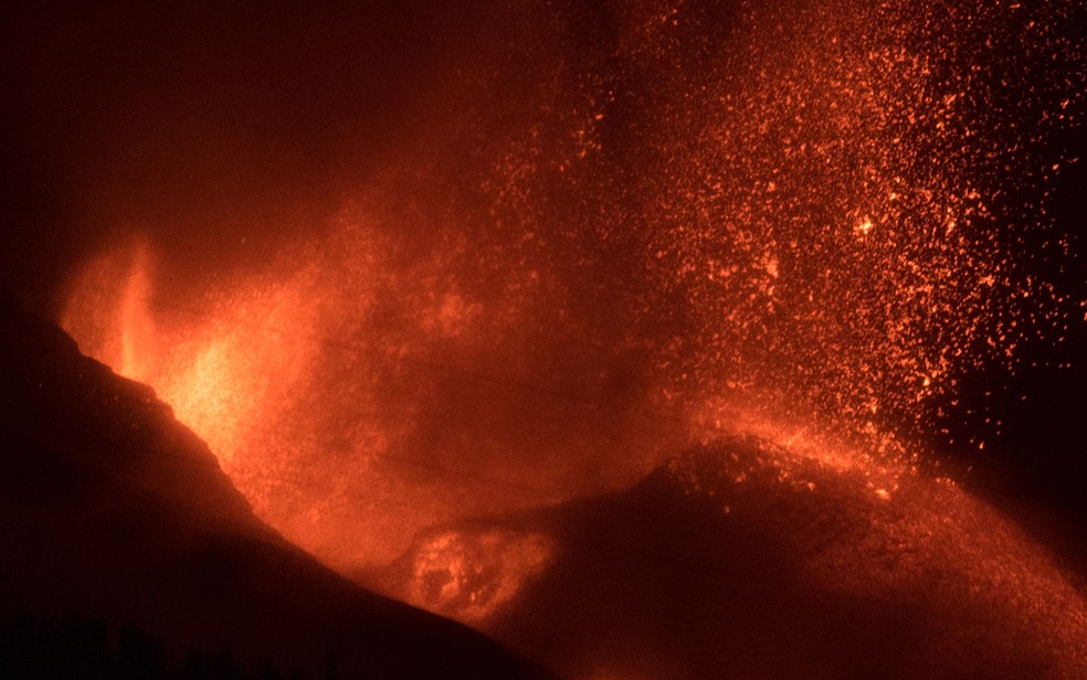 O vulcão Cumbre Vieja, em La Palma, em foto de 11 de outubro — Foto: Jorge Guerrero/AFP