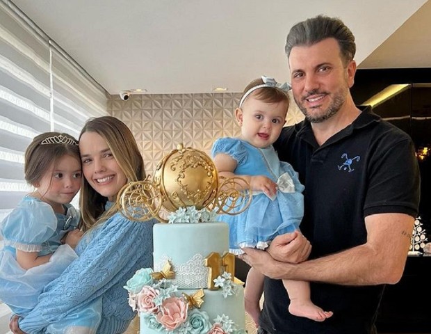 Thaeme e o marido, Fábio Elias, com as filhas, Liz e Ivy (Foto: Reprodução/Instagram)