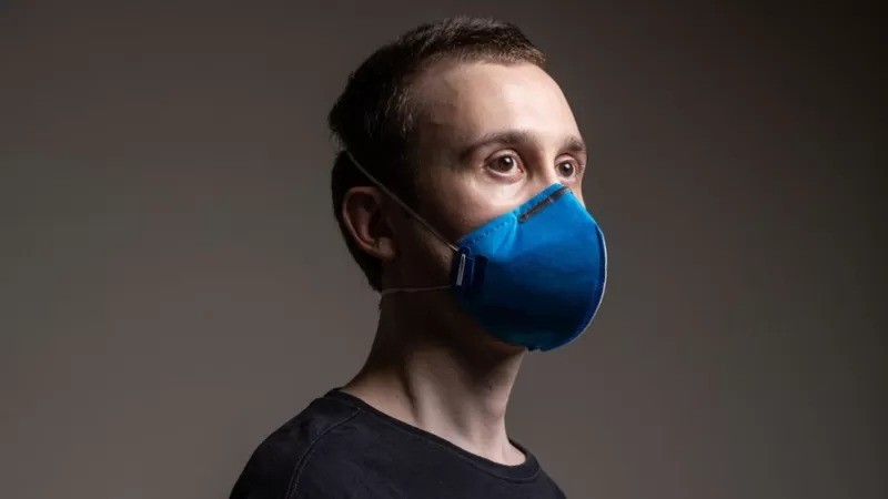 Usar máscaras de boa qualidade, como a PFF2 ou a N95, é uma das medidas mais eficazes para prevenir a covid-19 (Foto: Getty Images )