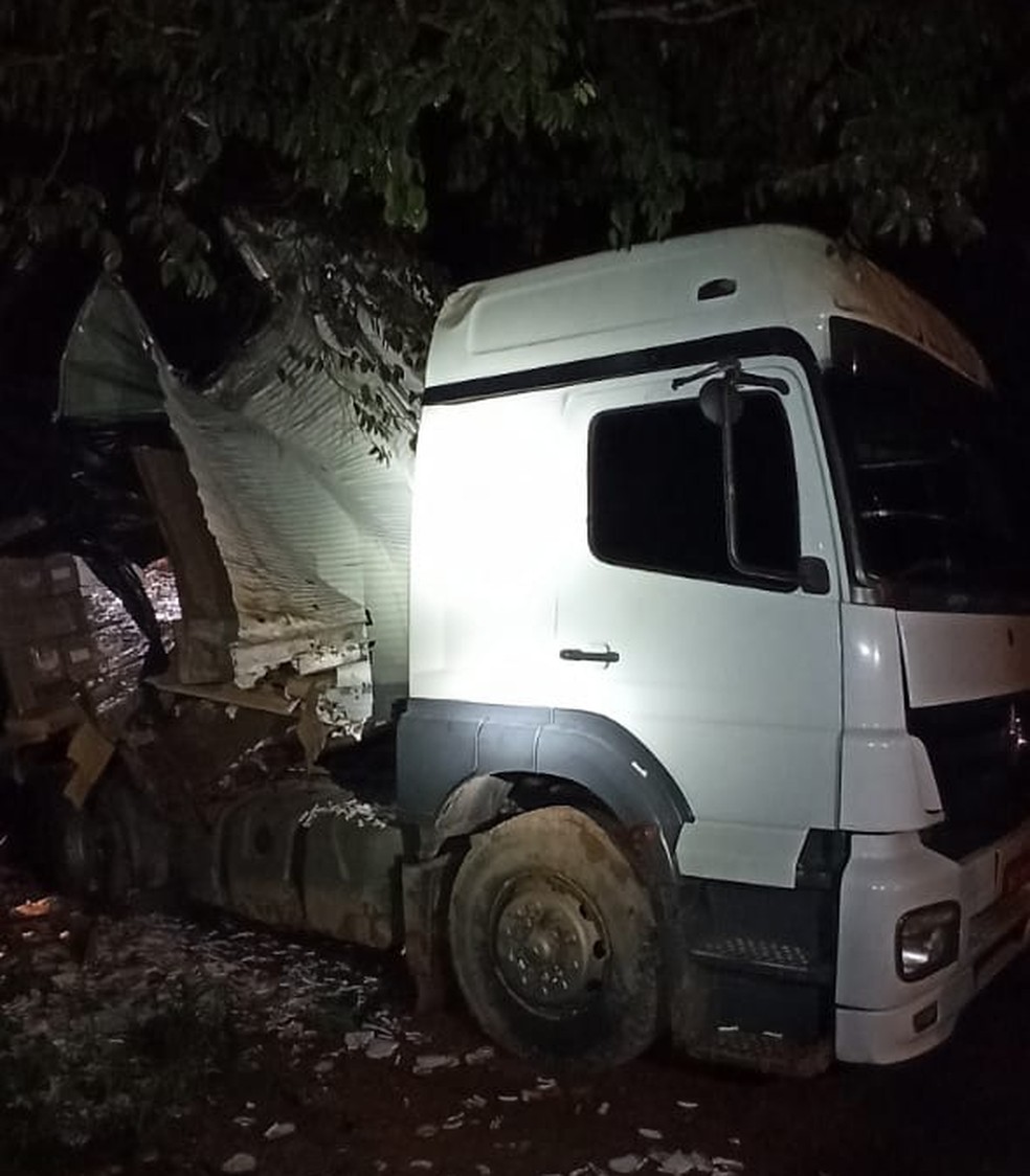 Homem morre após motocicleta colidir com carreta na BR-010 no Maranhão. — Foto: Divulgação/PRF.