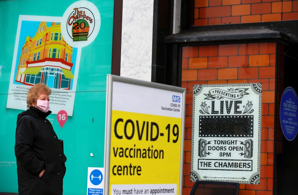 Mulher perto de centro de vacinação contra a Covid em Folkestone, Kent, na Inglaterra — Foto: REUTERS/Andrew Couldridge