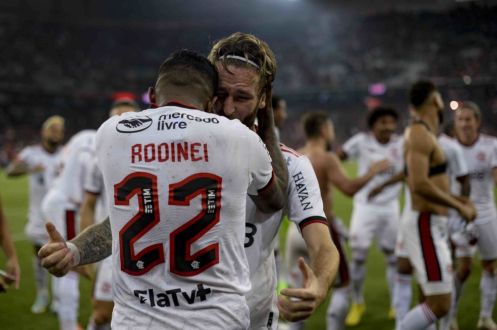 Rodinei e Leo Pereira comemoram classificação do Flamengo na Copa do Brasil — Foto: Marcelo Cortes / Flamengo