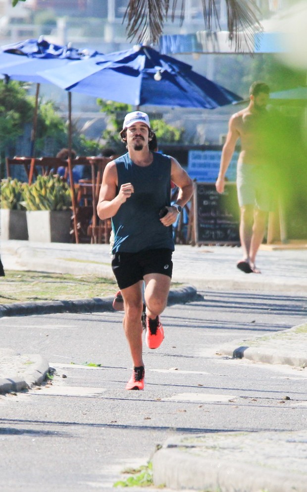 Nicolas Prattes corre na orla da Barra da Tijuca, no Rio (Foto: Fabricio Pioyani / AgNews)