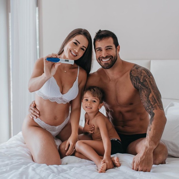 Aryane Steinkopf e Beto Malfacini com Aarão  (Foto: Viviane Lopes / Reprodução/Instagram)