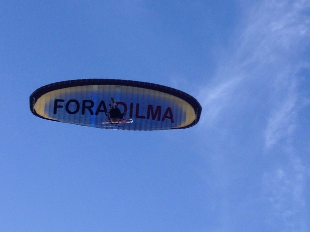 Homem desceu de parapnete com uma faixa: "Fora DIlma" (Foto: Ellyo Teixeira/G1)