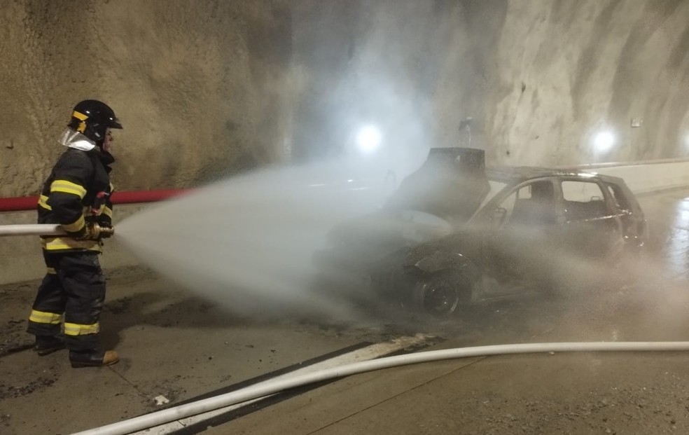 Carro pega fogo em túnel na rodovia dos Tamoios — Foto: Divulgação/ Corpo de Bombeiros