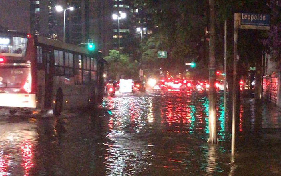 Chuva provoca alagamentos na Avenida Faria Lima, na Zona Oeste — Foto: Deslange Paiva/G1