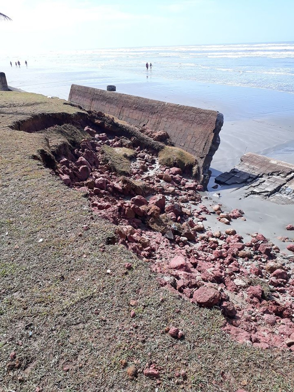 Placa de concreto foi levantada pela força da maré em Peruíbe. — Foto: Reprodução/Nelson Alexandre