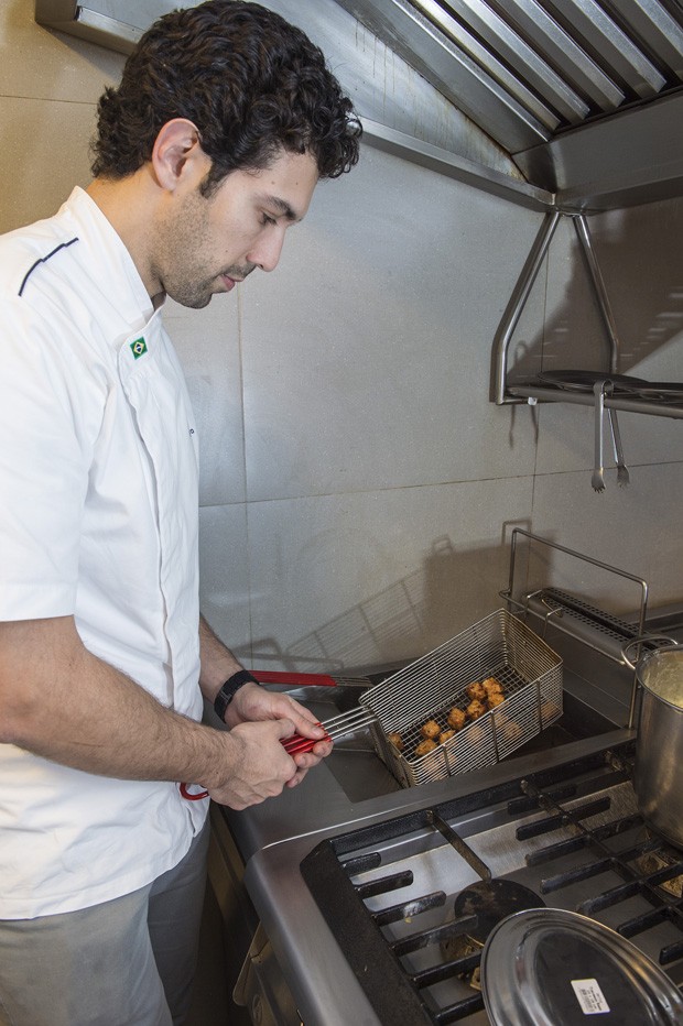 Rodrigo Oliveira frita os dadinhos na cozinha do Esquina Mocotó (Foto: Murillo Mendes)