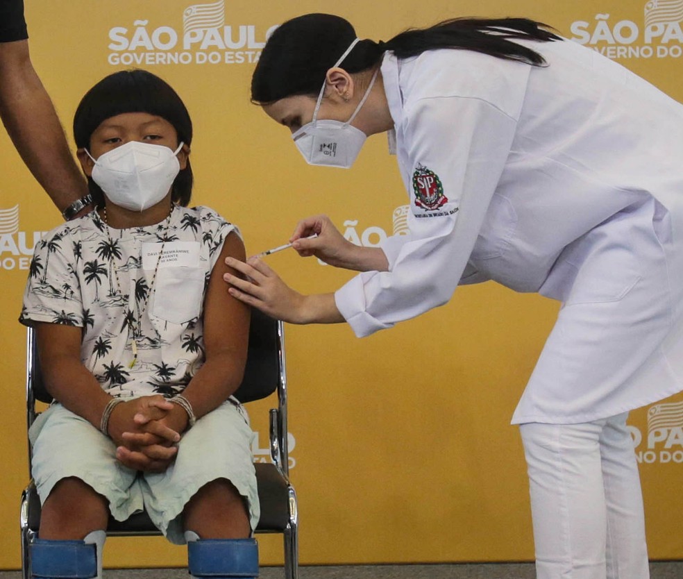 Davi Xavante, de 8 anos, da etnia Xavante, foi o primeiro a tomar a vacina infantil da Pfizer contra a covid-19 no país — Foto: FELIPE RAU/ESTADÃO CONTEÚDO