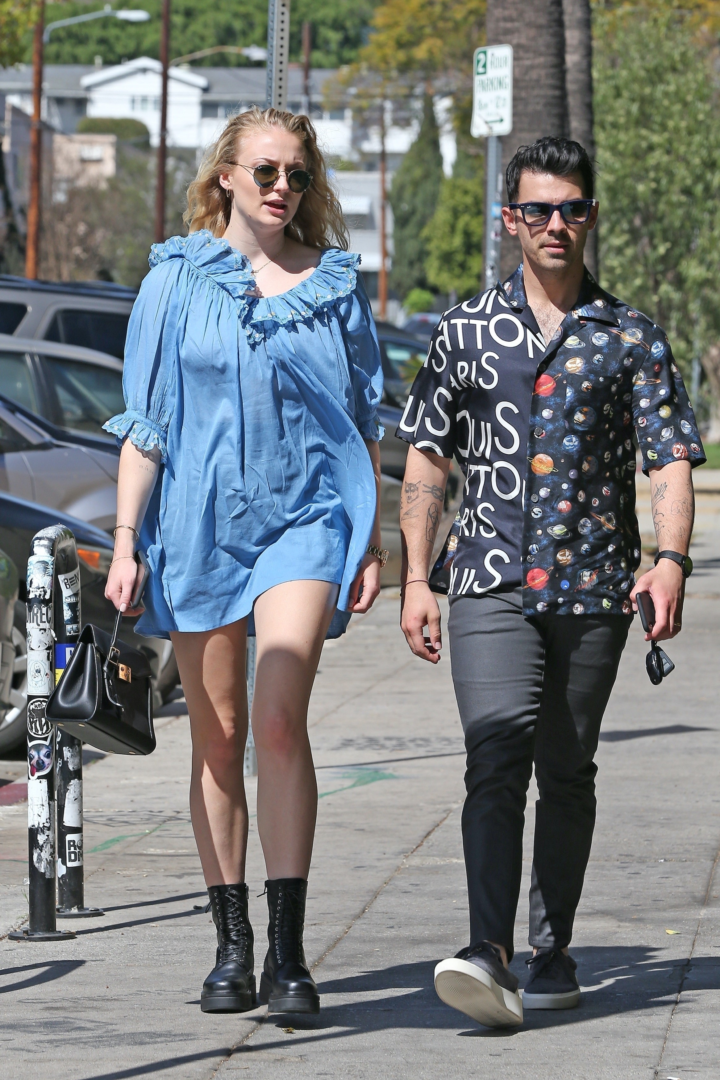 Grávida, Sophie Turner exibe barriguinha em passeio com Joe Jonas (Foto: The Grosby Group)