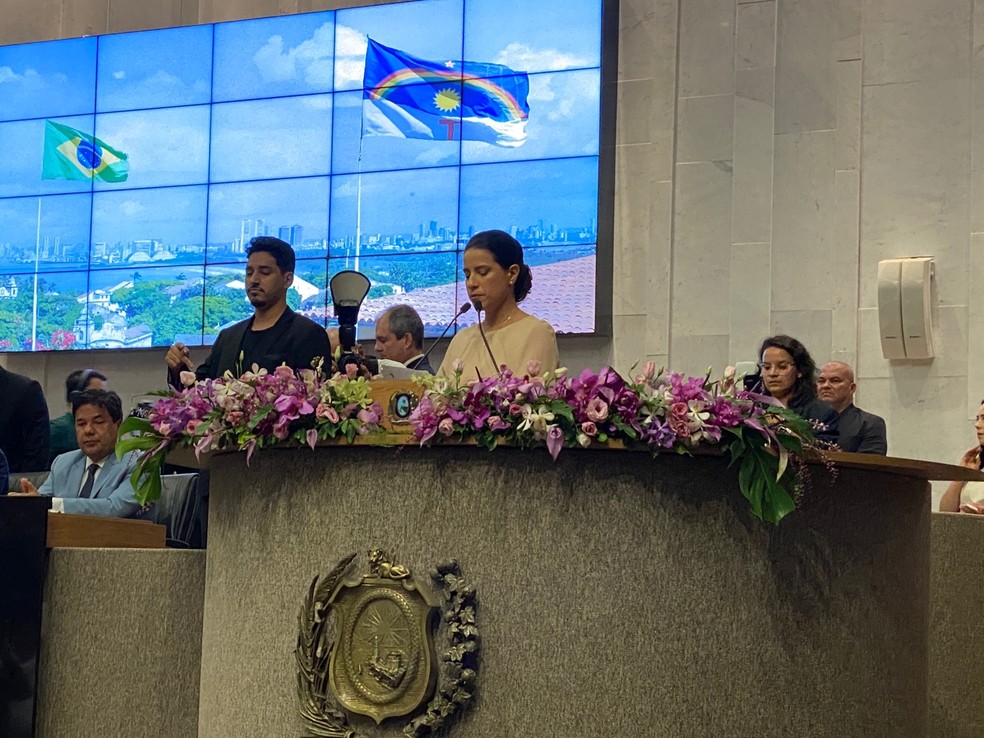 Raquel Lyra (PSDB) faz primeiro discurso como primeira governadora de Pernambuco — Foto: Pedro Alves/g1