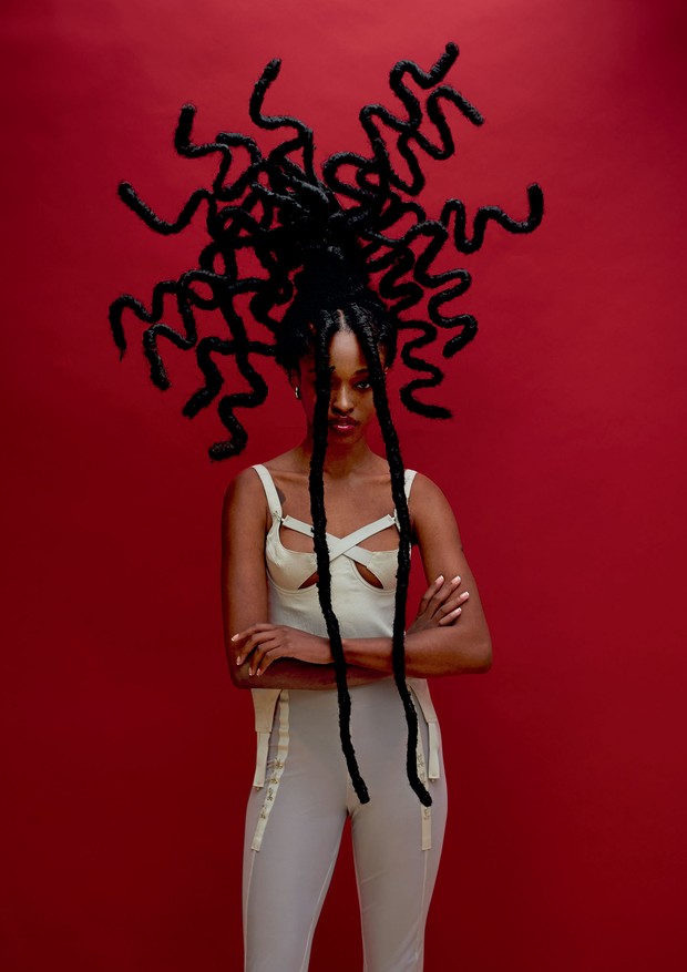 “A partir dos dreads, e até mesmo das tranças, é possível criar penteados, como o da foto feito com arames internos”, explica Domênica (Foto: Ekua King)