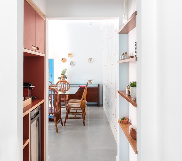 CIRCULAÇÃO | O acesso entre as salas de estar/TV e jantar foi ampliado no projeto do escritório Macaxá e ganhou prateleiras e um nicho  (Foto: Ana Helena Lima/Divulgação)