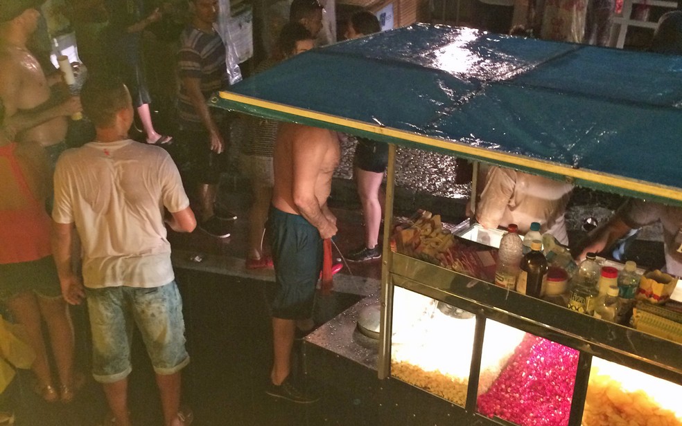 Homem é flagrado urinando perto de barraca de pipoqueiro na rua Consolação, no Centro de SP, durante o carnaval deste ano (Foto: Glauco Araújo/G1)