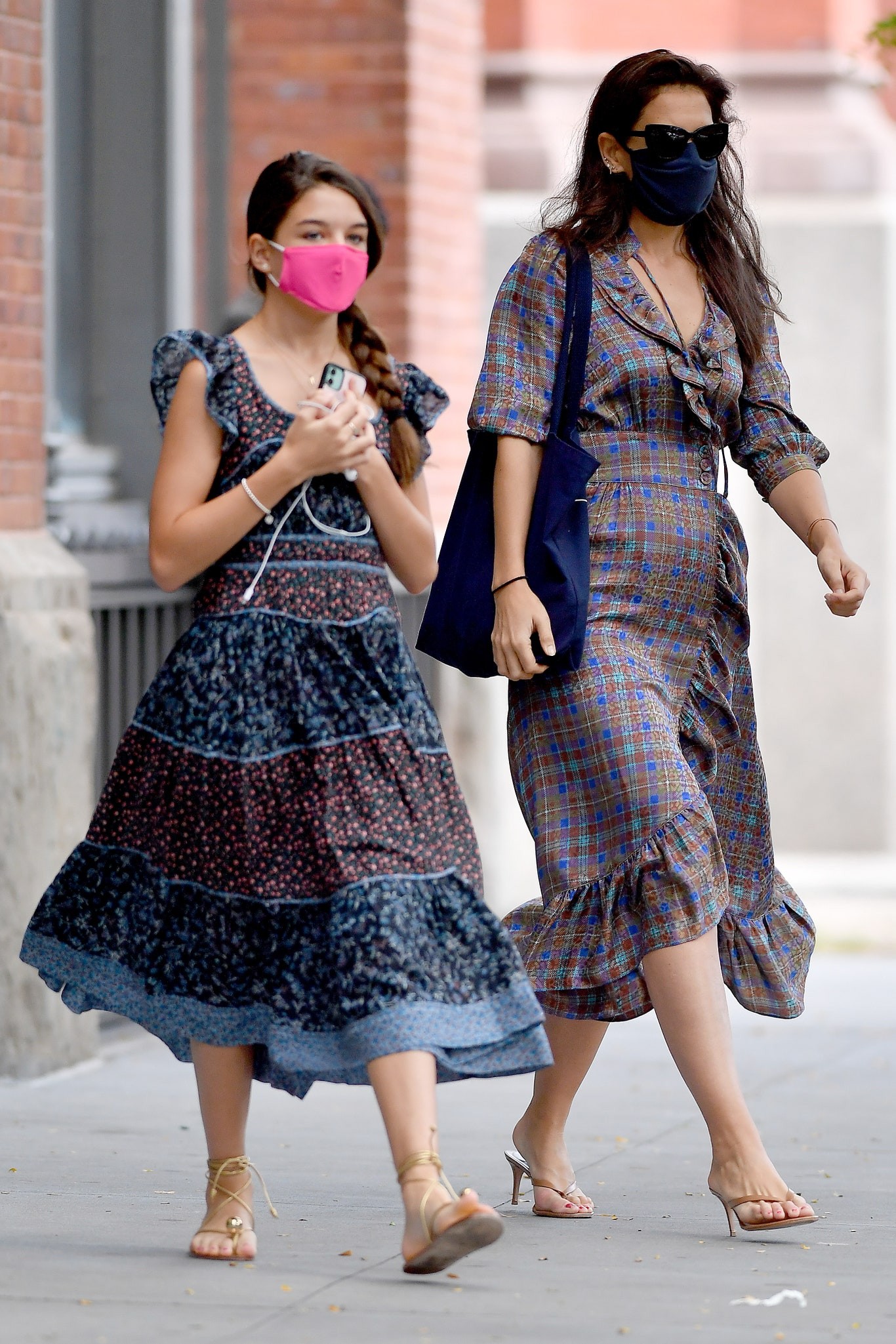 Katie Holmes e a filha Suri coordenam looks em passeio por Nova York (Foto: Getty Images)