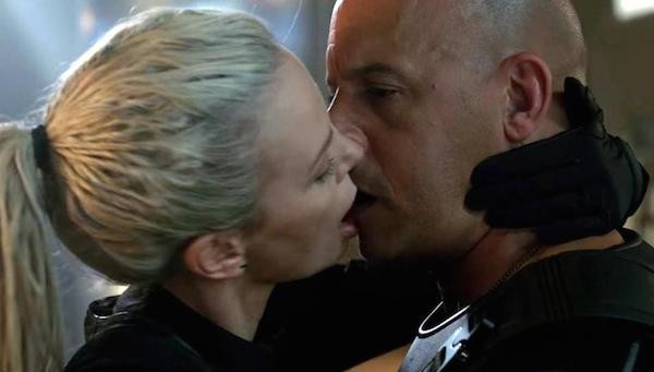 O beijo entre Charlize Theron e Vin Diesel em Velozes e Furiosos 8 (Foto: Divulgação)