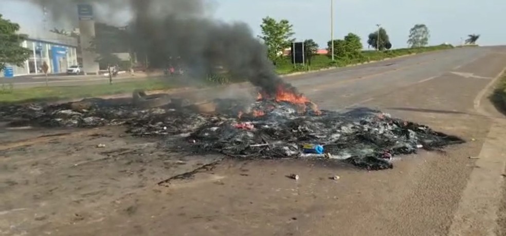 Manifestantes pró-Bolsonaro fazem  bloqueio em Sinop. — Foto: Reprodução