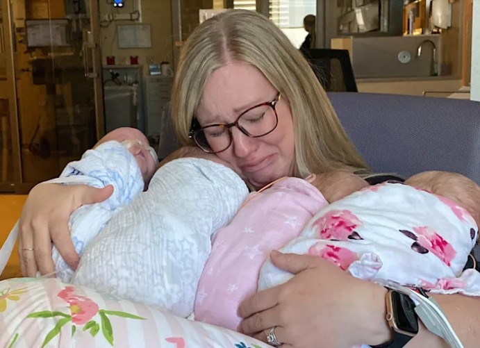 Mãe chora ao segurar quadrigêmeos pela primeira vez após luta contra infertilidade (Foto: Reprodução/)